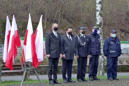 Składający kwiaty pod pomnikiem